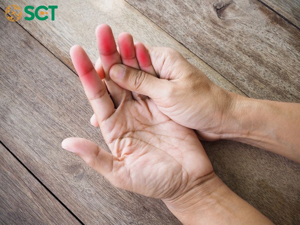 Tê bì, đau nhức chân tay: Do máu lưu thông kém, gây thiếu oxy ở các chi.
