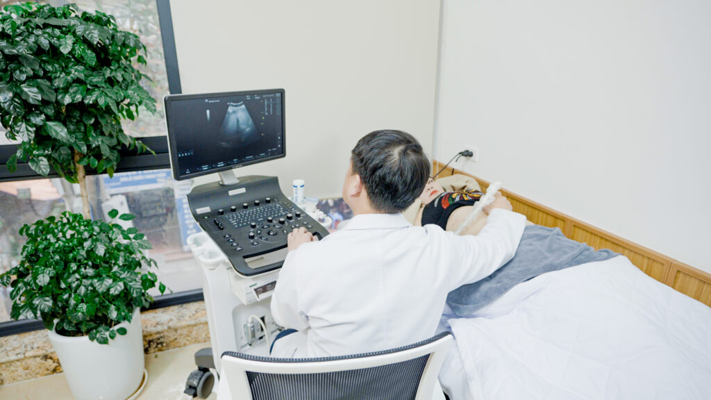 Bác sĩ tại phòng khám Đa khoa SCT chẩn đoán cá nhân hóa nhờ công nghệ AI