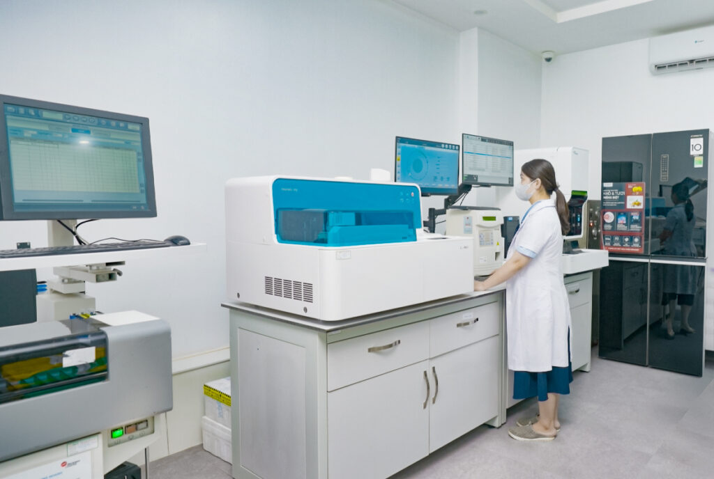 Hệ thống máy móc xét nghiệm hiện đại tại Phòng khám Đa khoa SCT